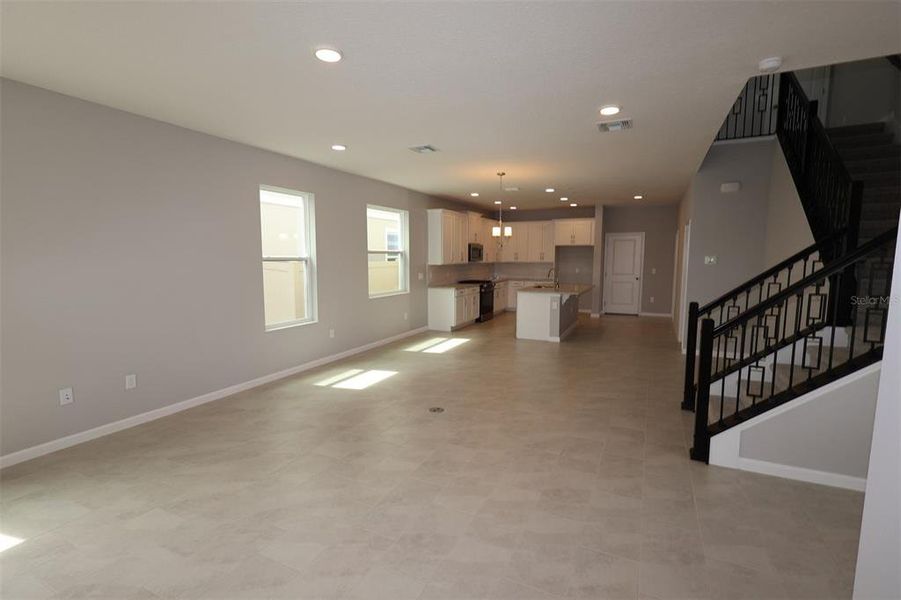 Spacious, unfurnished interior of a new home in Center Lake on the Park, St. Cloud (Image 37).