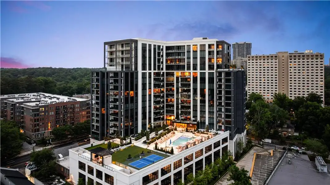 Condo located in Atlanta, GA showcasing its design and architecture (Image 5).