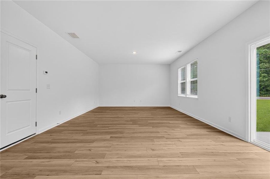 Spacious, unfurnished interior of a new home in Lexington Meadows, Athens (Image 25).