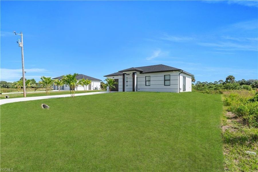 Exterior details and patio area of a home in , Lehigh Acres (Image 4).