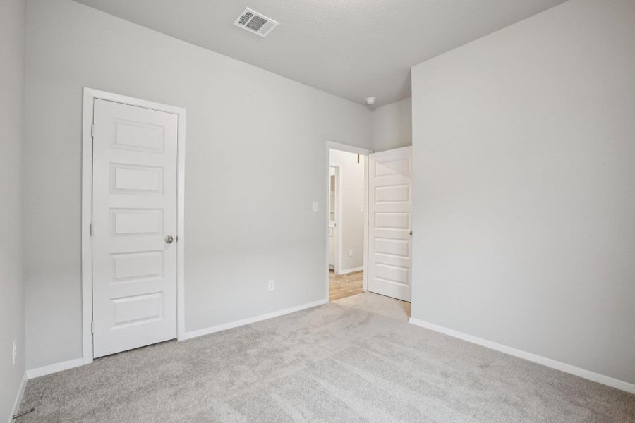 Spacious, unfurnished interior of a new home in Harvest Ridge, Elgin (Image 29).