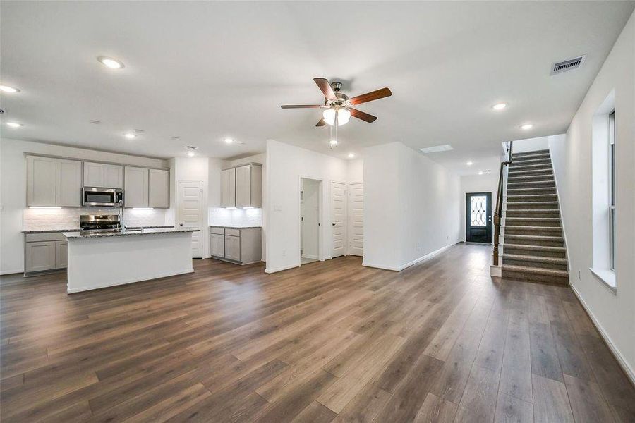 Spacious, unfurnished interior of a new home in Anderson Lake, Houston (Image 5).