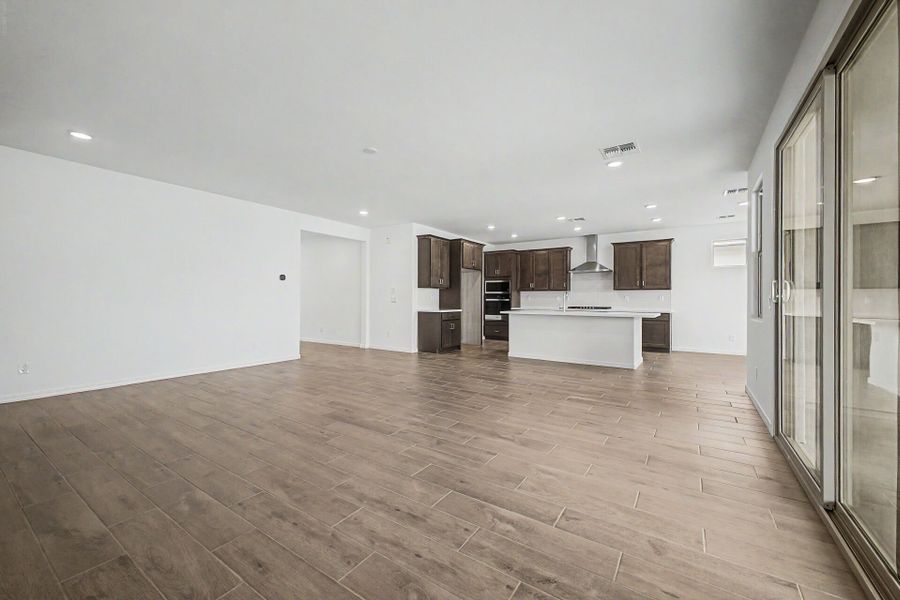 Spacious, unfurnished interior of a new home in Las Ventanas, Goodyear (Image 8).