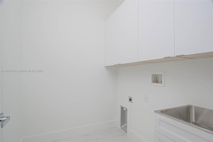 Furnished interior view inside a new home in , Lehigh Acres (Image 6).