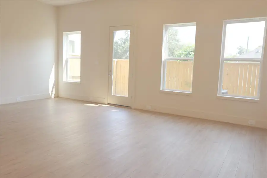 Spacious, unfurnished interior of a new home in , Houston (Image 8).