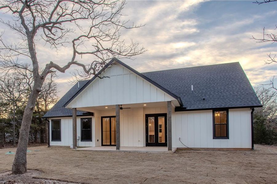 Spend Texas evenings in the back yard area enjoying the great outdoors!