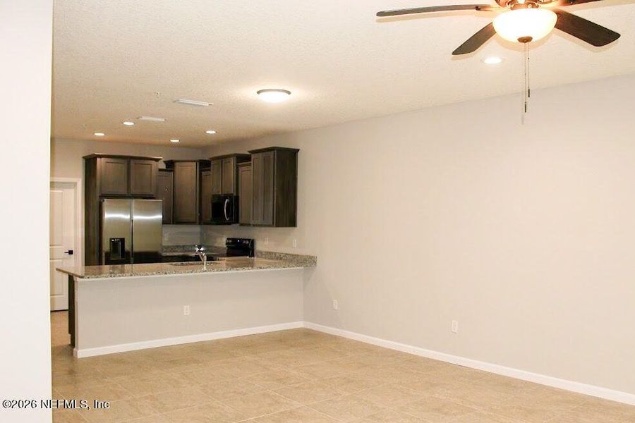 Spacious, unfurnished interior of a new home in , Middleburg (Image 11).