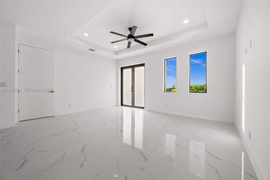 Spacious, unfurnished interior of a new home in , Cape Coral (Image 37).