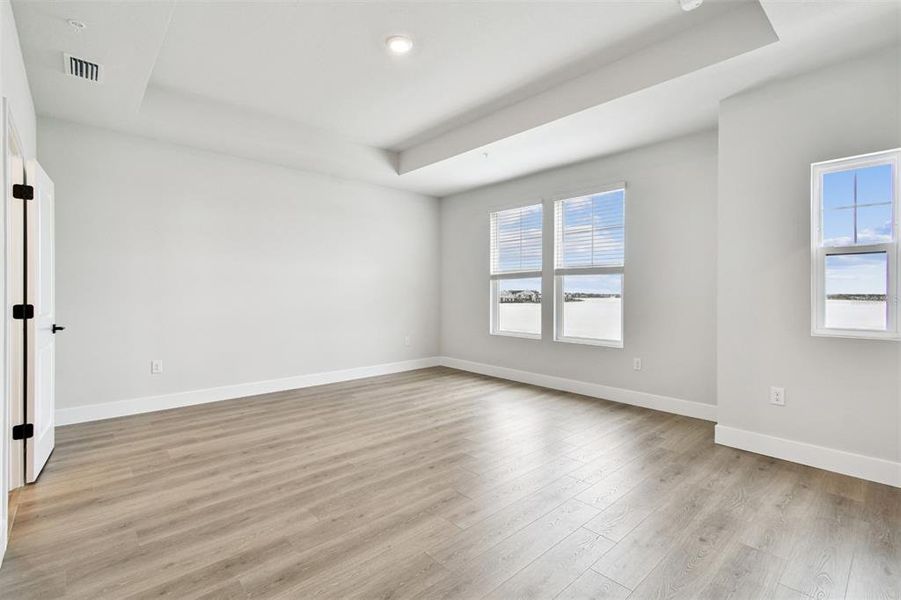 Spacious, unfurnished interior of a new home in , Sarasota (Image 39).