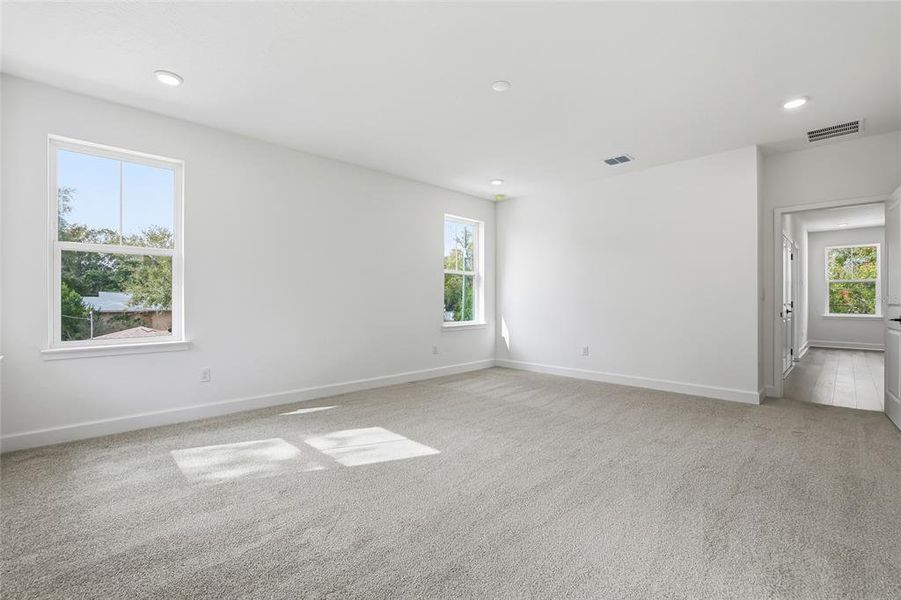 Spacious, unfurnished interior of a new home in , Tampa (Image 37).