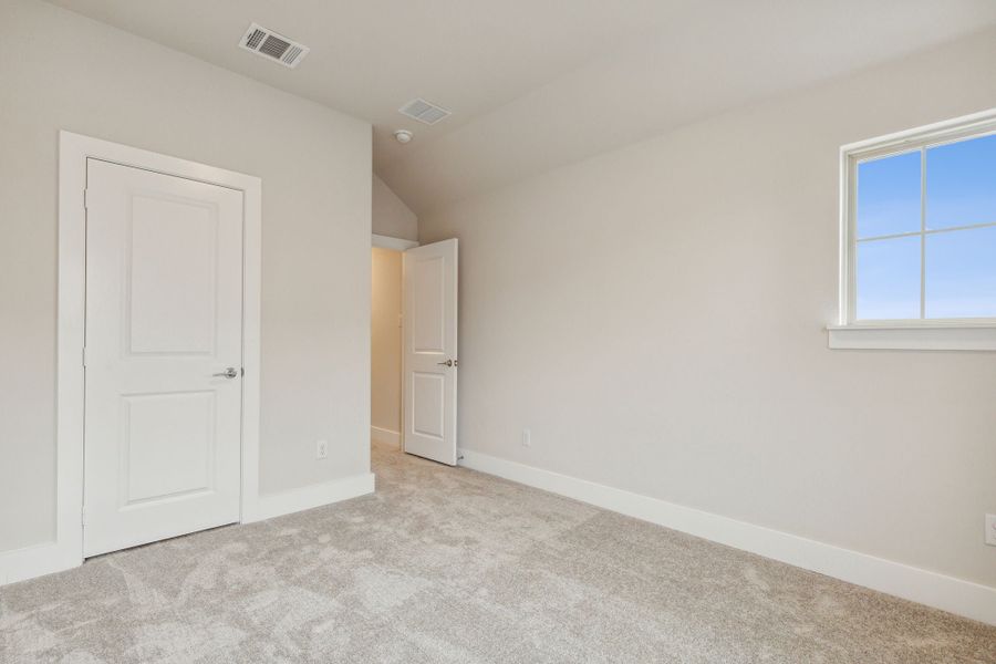 Spacious, unfurnished interior of a new home in Dove Hollow, Waxahachie (Image 30).
