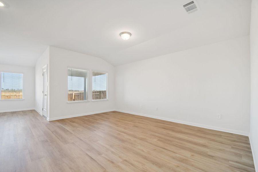 Spacious, unfurnished interior of a new home in , Conroe (Image 9).