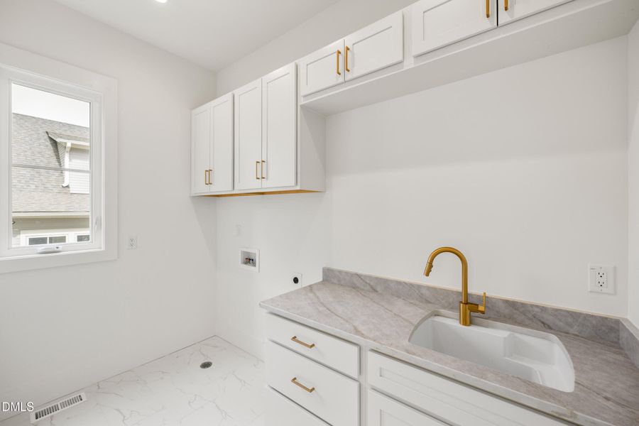 20 -2817 claremont rd, interior