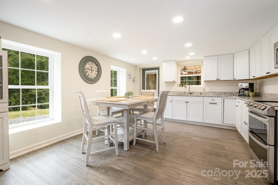 Several windows to keep the natural light in the kitchen