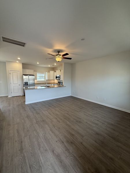 Spacious, unfurnished interior of a new home in Bradley Bend, Ashland City (Image 9).