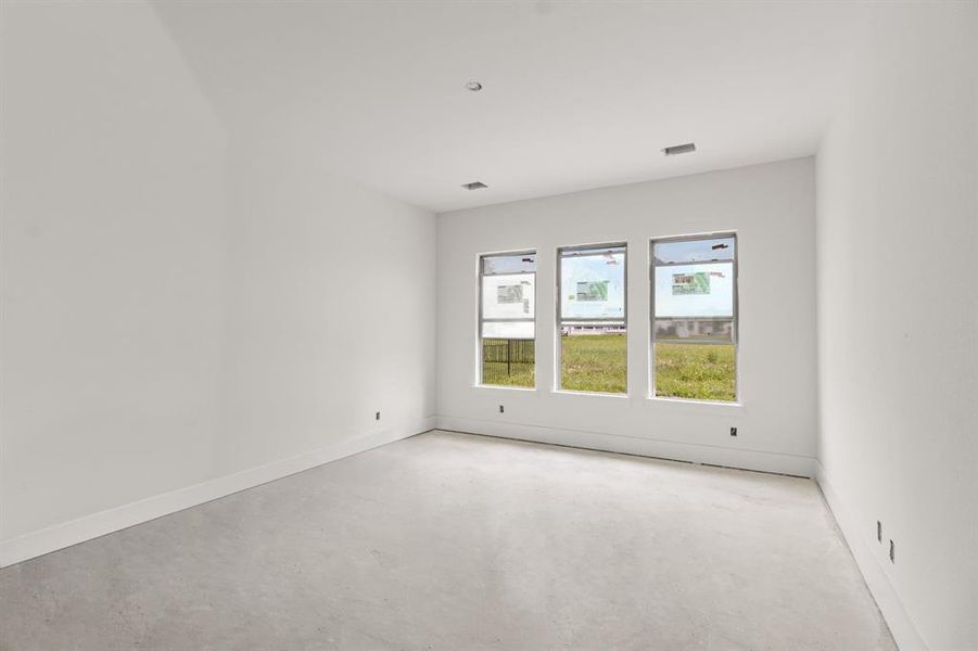 Spacious, unfurnished interior of a new home in Heath Golf and Yacht Club, Heath (Image 5).