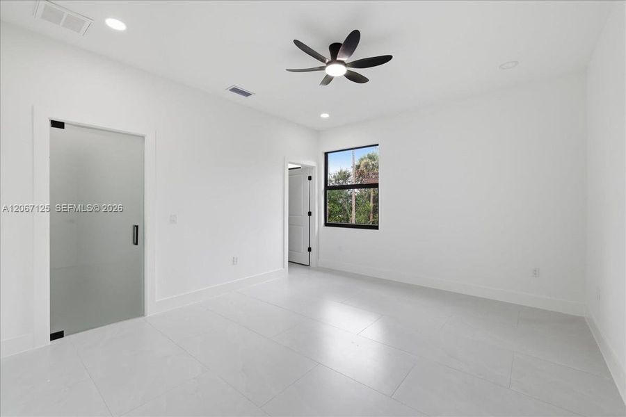 Spacious, unfurnished interior of a new home in , Lehigh Acres (Image 22).
