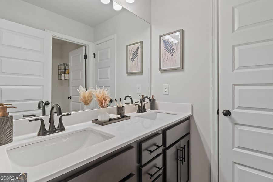Furnished interior view inside a new home in Ponderosa Farms Manor, Gainesville (Image 17).