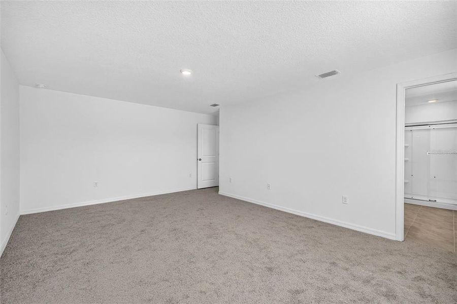 Spacious, unfurnished interior of a new home in , Tampa (Image 48).