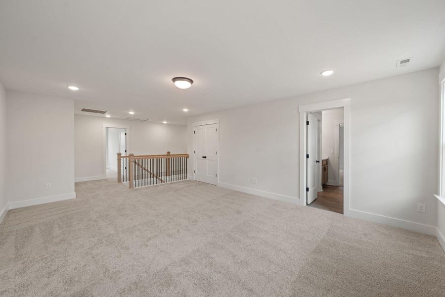 Spacious, unfurnished interior of a new home in Wexford, Elon (Image 41).