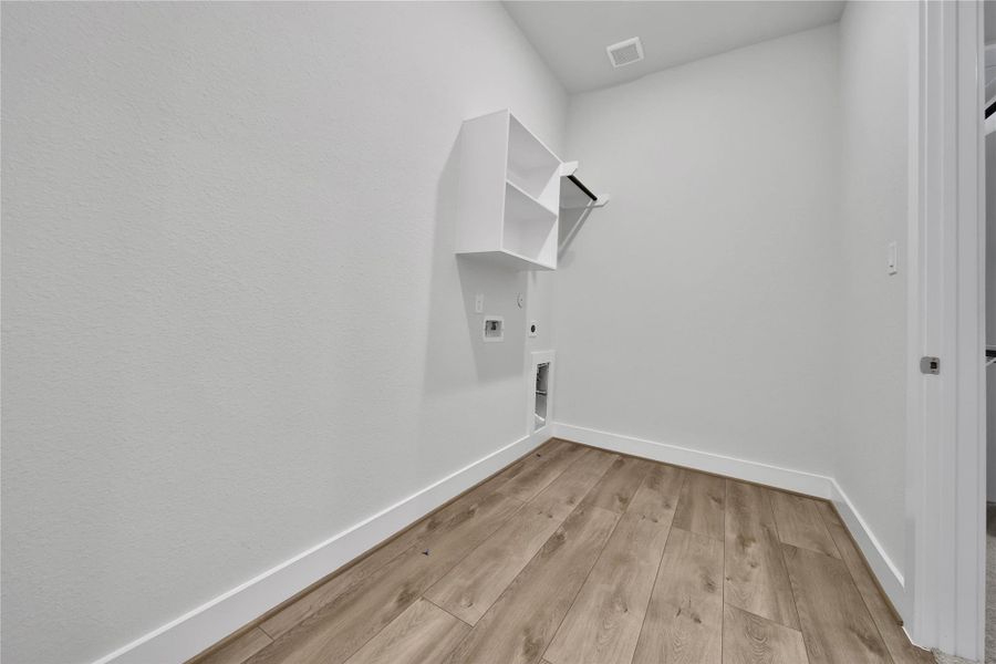 Spacious, unfurnished interior of a new home in , Rosharon (Image 31).