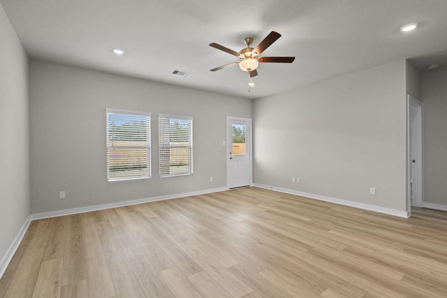 Spacious, unfurnished interior of a new home in Laurel Landing, Alvin (Image 16). Spacious, unfurnished interior of a new home in Laurel Landing, Alvin (Image 16).