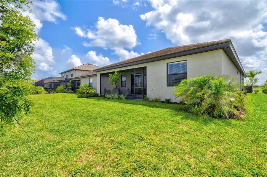 Exterior details and patio area of a home in , Bradenton (Image 3).