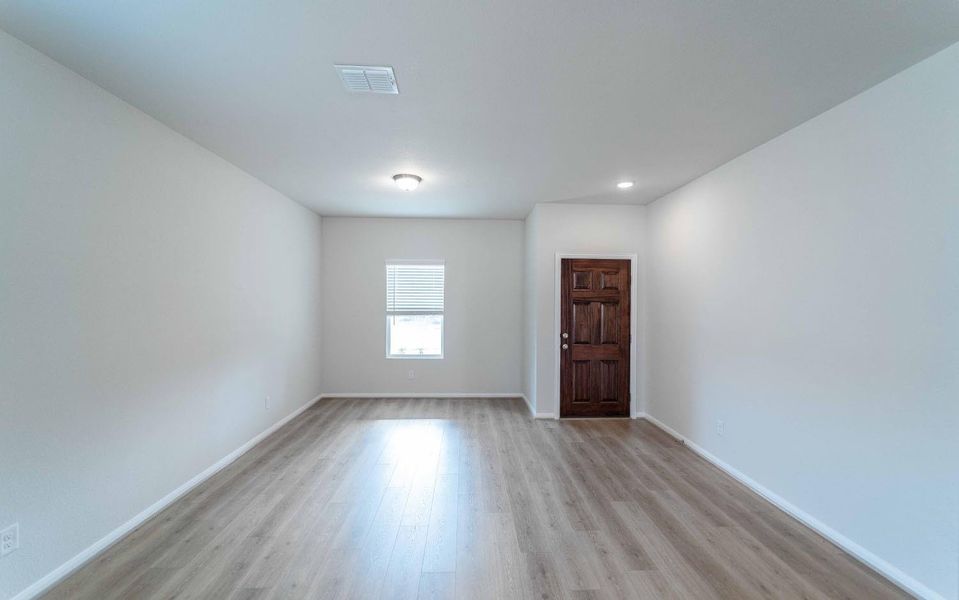 Spacious, unfurnished interior of a new home in Hunters Glen, Jarrell (Image 8).
