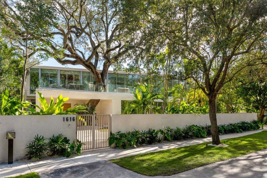 Exterior details and patio area of a home in , Miami (Image 42).