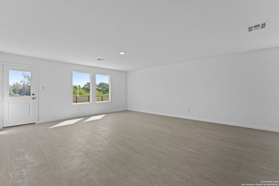 Spacious, unfurnished interior of a new home in Lodi Grove, Floresville (Image 24).