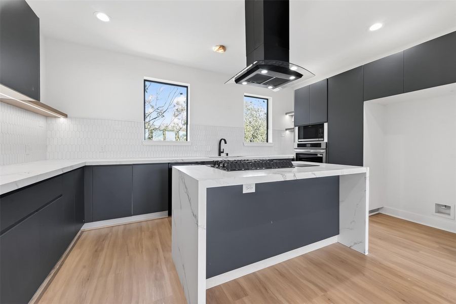 Open-concept kitchen = where the cooking, snacking, and hosting all happen at once!