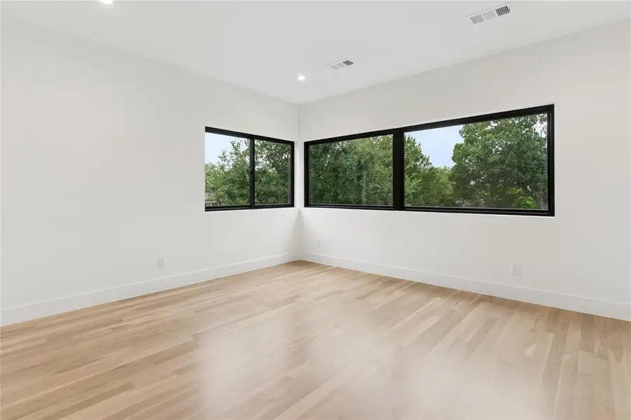 Spacious, unfurnished interior of a new home in , Dallas (Image 24).