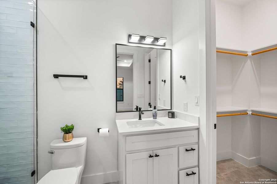 Furnished interior view inside a new home in , Bandera (Image 18).