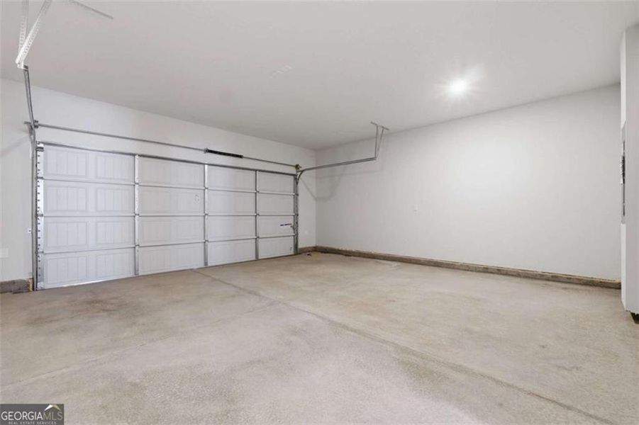 Spacious, unfurnished interior of a new home in Parkway James, Snellville (Image 25).