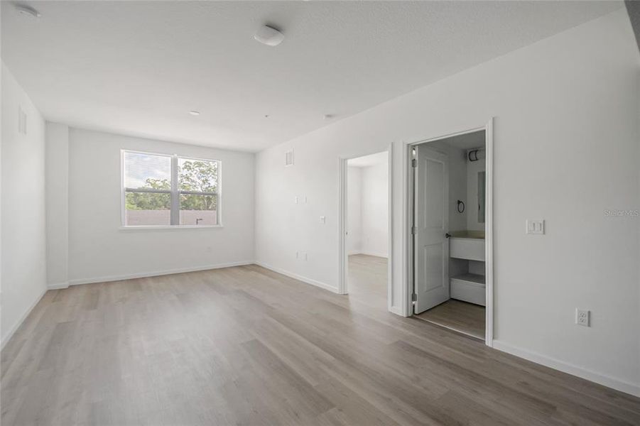 Spacious, unfurnished interior of a new home in , Orlando (Image 21).