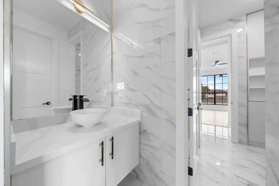 Secondary bathroom with state of the art details. Secondary bathroom with state of the art details.