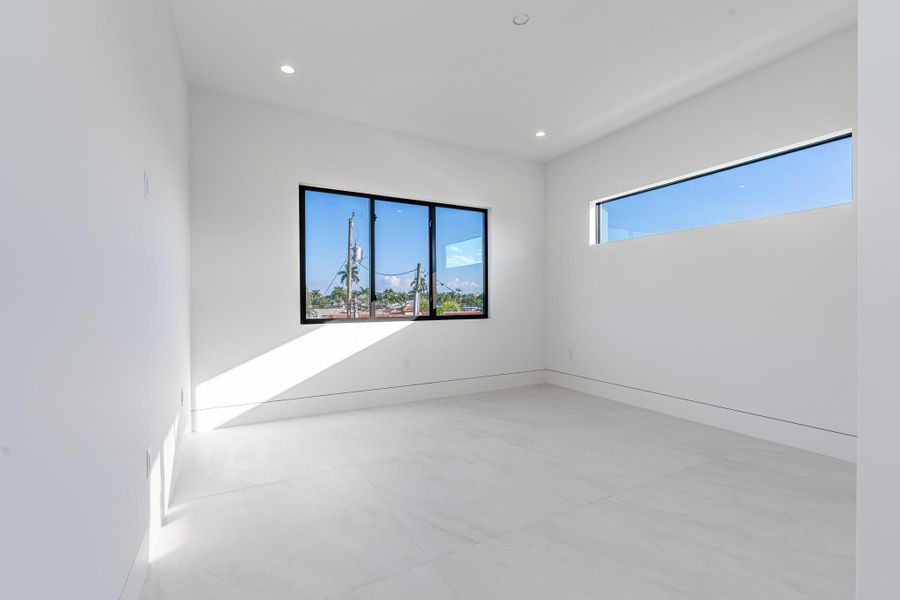 Spacious, unfurnished interior of a new home in , Pompano Beach (Image 35).