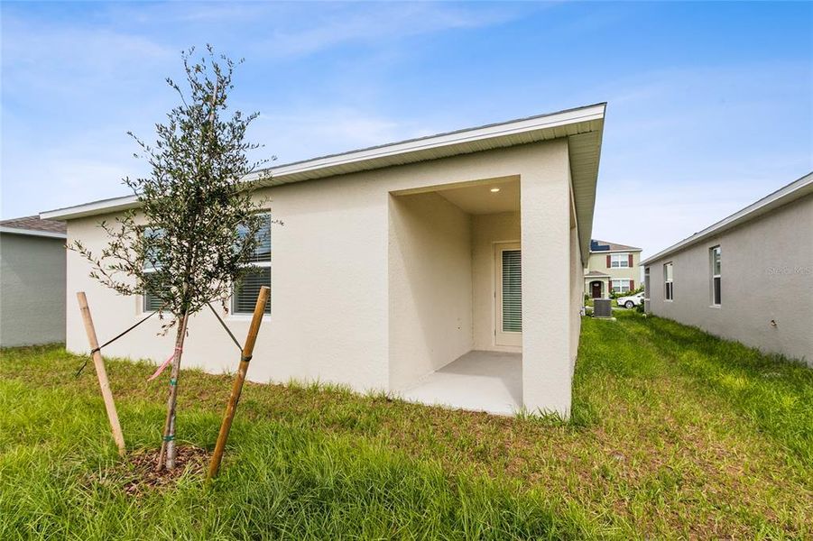Exterior details and patio area of a home in Lake Deer Estates, Poinciana (Image 1).