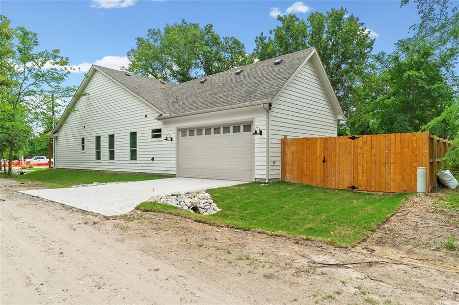 Exterior details and patio area of a home in , West Tawakoni (Image 3).