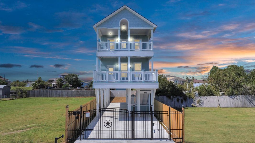 Front exterior of a new home in , Dickinson, TX, highlighting curb appeal (Image 20).