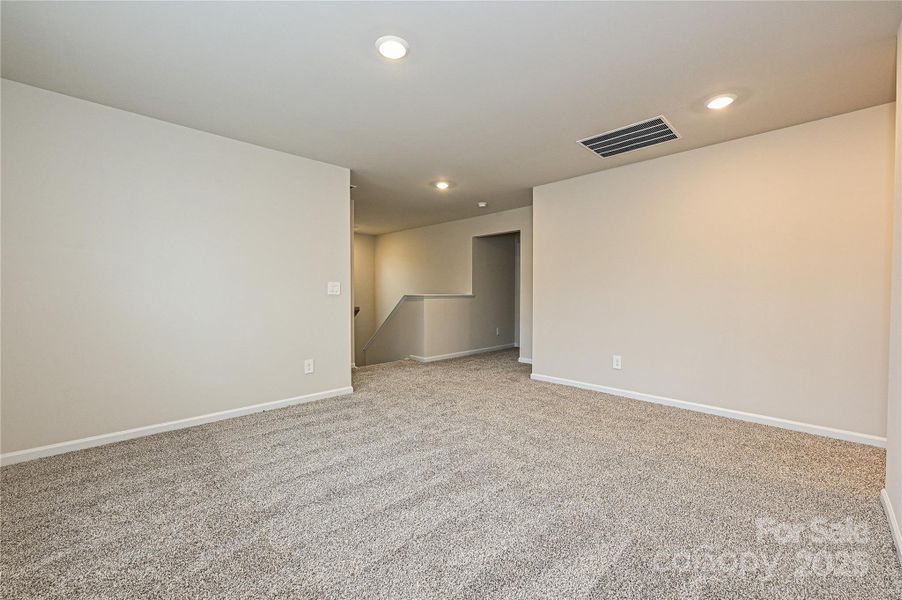 Spacious, unfurnished interior of a new home in Buffalo Ridge, Newton (Image 22).