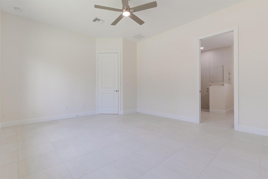 Spacious, unfurnished interior of a new home in , Vero Beach (Image 16).