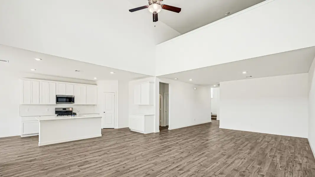 Spacious, unfurnished interior of a new home in Harvest Pointe, Needville (Image 13).