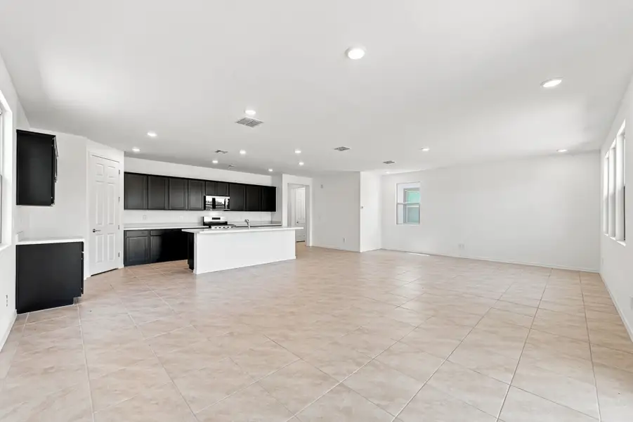 Spacious, unfurnished interior of a new home in Baker Farms, Phoenix (Image 7).