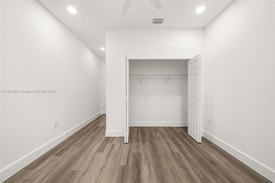 Spacious, unfurnished interior of a new home in , Sebring (Image 32).