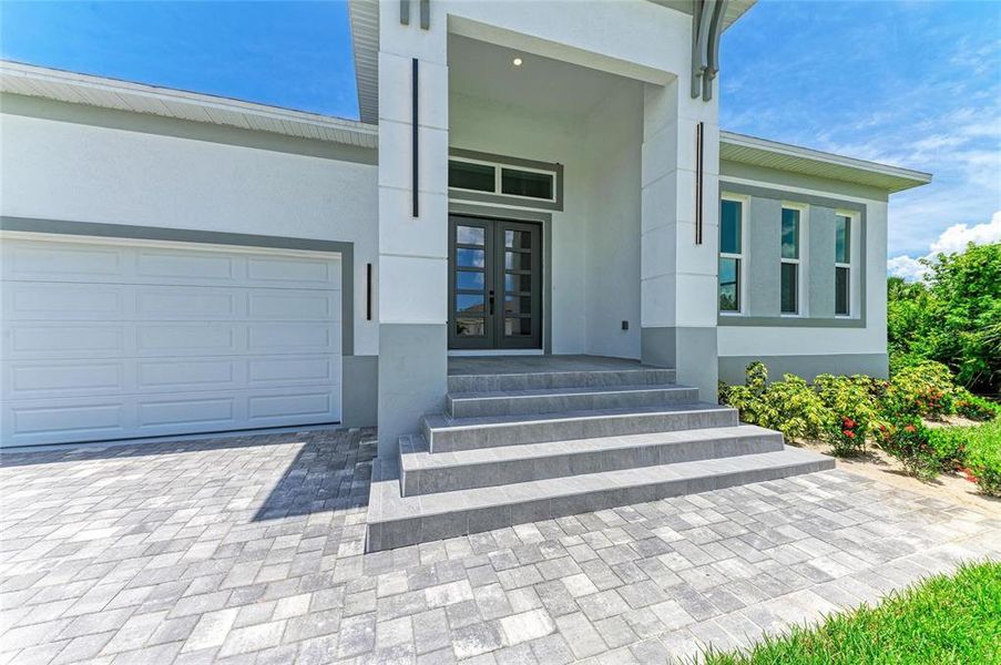 Exterior details and patio area of a home in , Port Charlotte (Image 4).