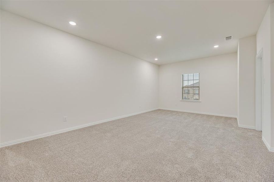 Spacious, unfurnished interior of a new home in Villages of Hurricane Creek, Anna (Image 25).