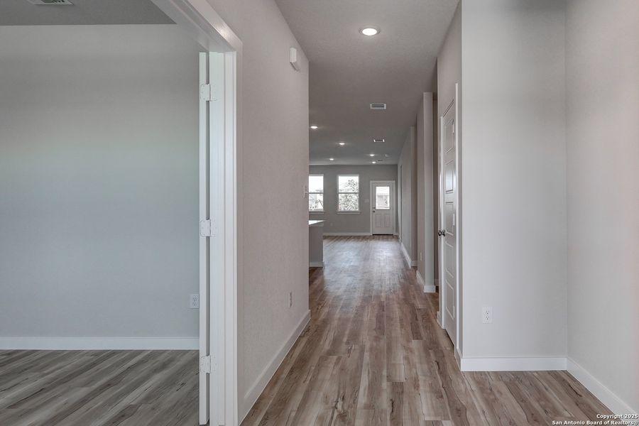 Spacious, unfurnished interior of a new home in Cinco Lakes, San Antonio (Image 19).