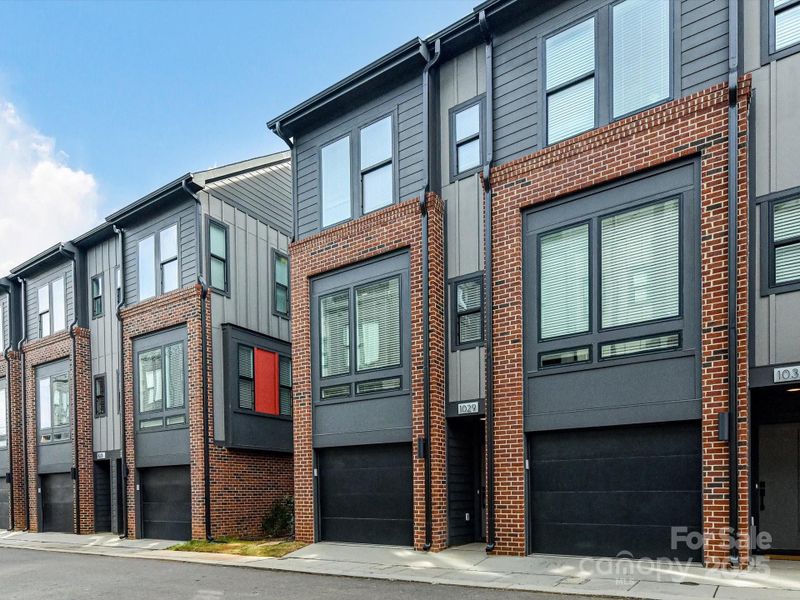 Condo located in Charlotte, NC showcasing its design and architecture (Image 3).