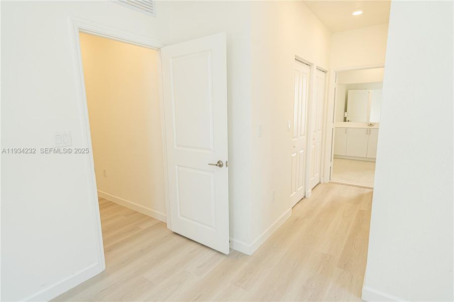 Spacious, unfurnished interior of a new home in Acacia Groves, Miami (Image 65).